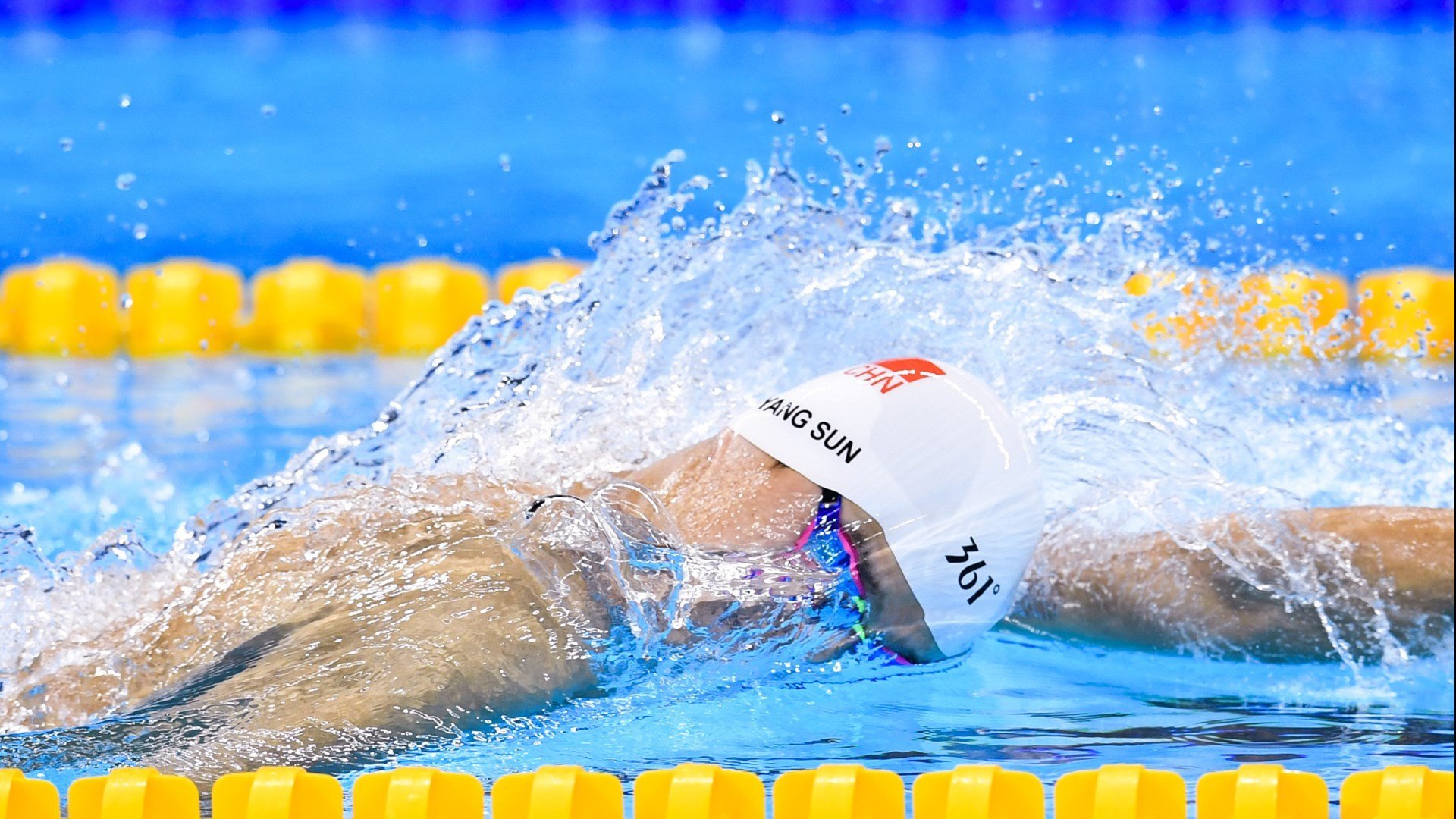 雷霆决胜局带走雄鹿，戈贝尔打出统治级数据，当沉默的巨人撕碎小球时代的假面